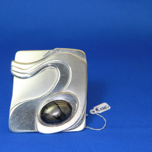 Broche van zilver met hematiet cabochon