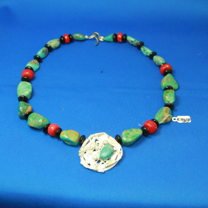 Halsketting van oa turkoois en bloed koraal