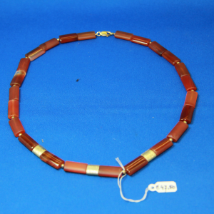 Halsketting met rode carneool en agaat